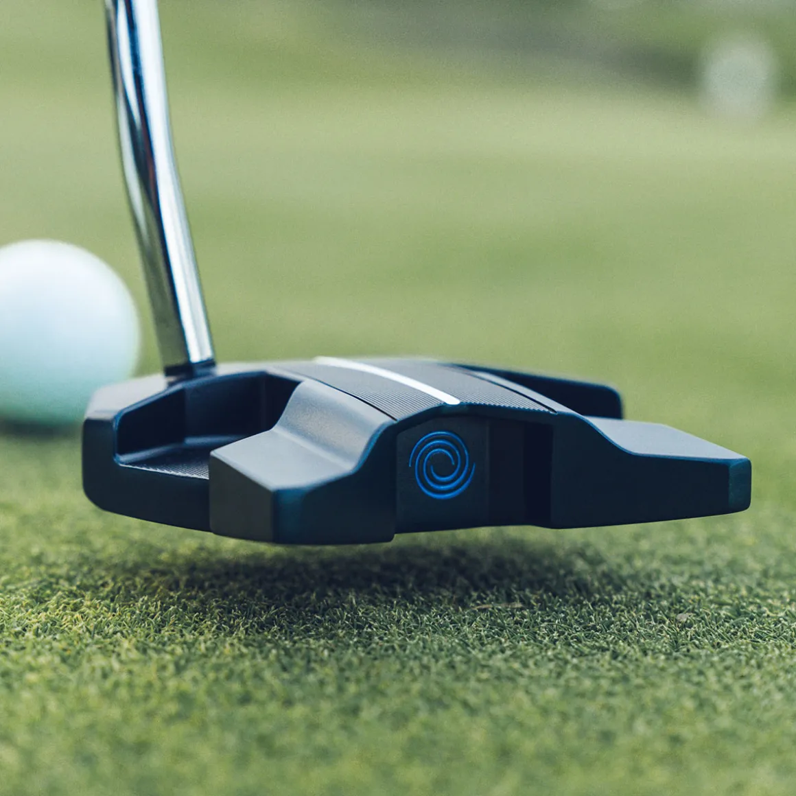 odyssey_aione_wingback_do_4.webp Odyssey Ai-ONE Wingback Double Bend Pistol Golf Putter